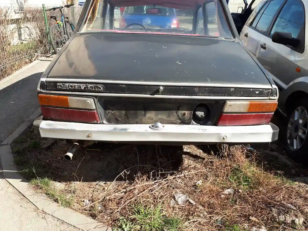 dacia 1310 neagra spate