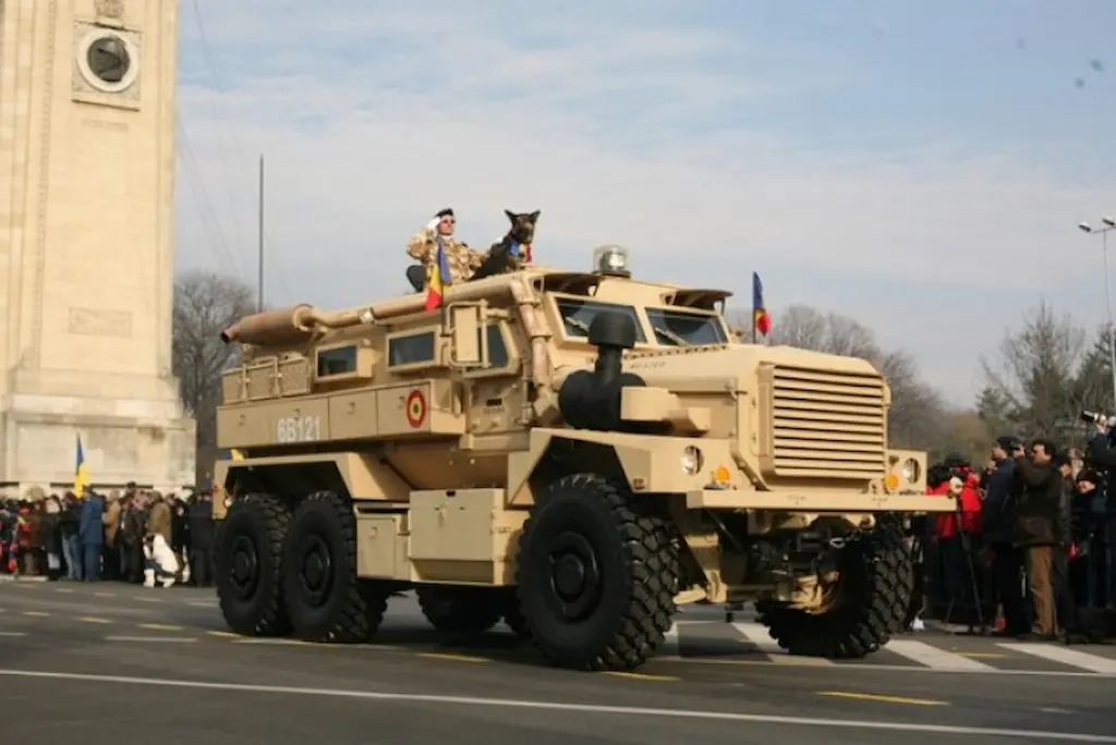 mrap și câinele max foto petrică mihalache (eod vehicle and dog max.)