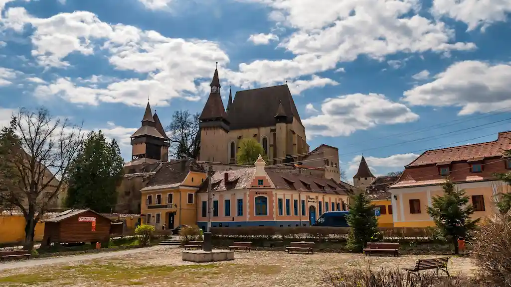 vedere piata si biserica fortificata biertan