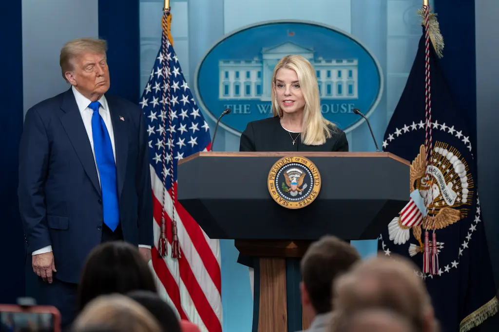 Donald Trump, alături de procurorul general Pam Bondi, la Casa Albă,