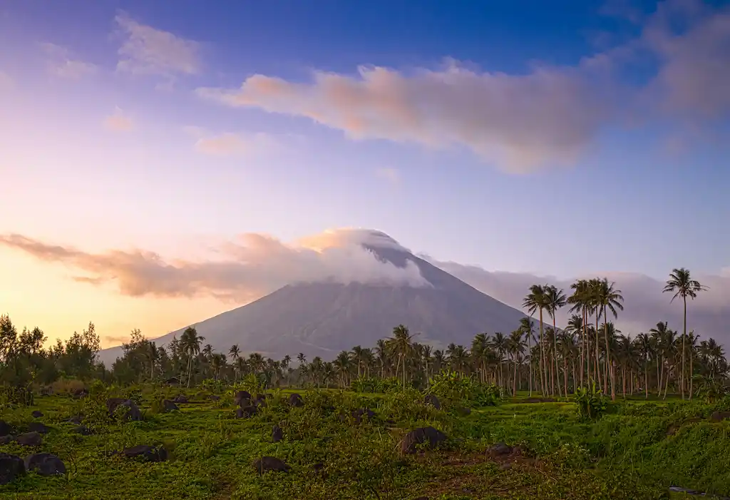 vulcano mount mayon in the depositphotos 84740282 l